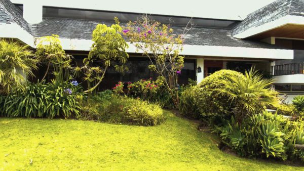 Fachada y jardín frontal casa el condado rumiyacu